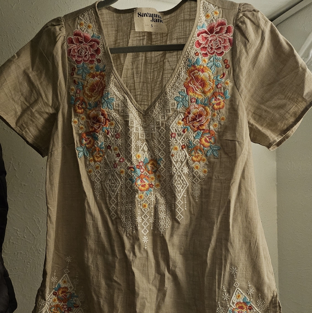 3 for 25$ Savanna Jane embroidered blouse
